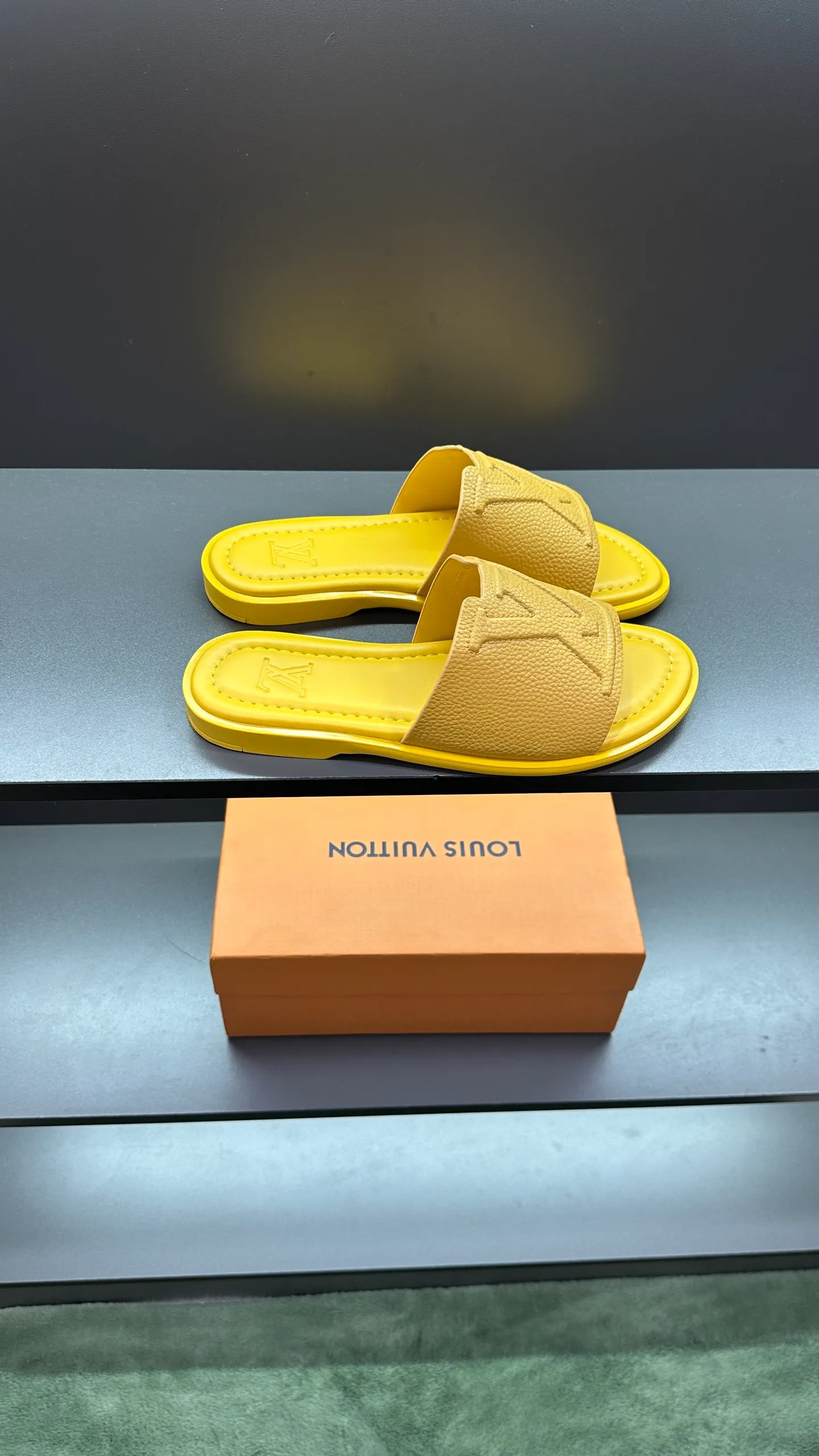 P280 🔍Top purchasing agent LV men's spring and summer slippers counter synchronized. The uppers are made of cowhide fabric imported from Italy, with logo graphics and high-quality craftsmanship. The soles are: original soles specially provided by the original factory. Exclusive molded soles are super comfortable. Original factory follow-up orders. 🔍🔍High quality. You can enter and exit the counter at will. Welcome to compare. Size 38-45